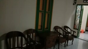 A dining area with wooden chairs and a table. - Winahyu Family Resort (Wonosari)