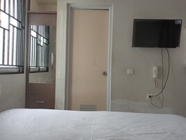 Escritorio, wifi gratis y ropa de cama 