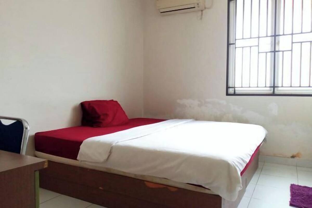 Desk, WiFi (free), bed sheets