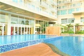 Outdoor pool - Bogor Icon Apartment by Kamara Rooms (Bogor)