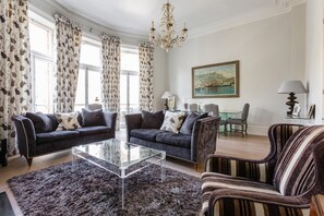 Apartament (2 Bedrooms) | Sala d'estar | Televisor