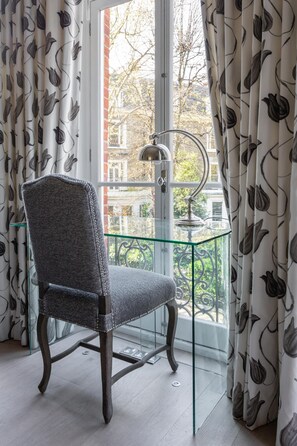 Apartment (2 Bedrooms) | Wohnzimmer