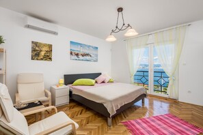 2 bedrooms, travel cot, free WiFi, bed sheets