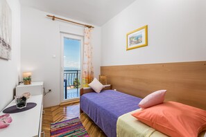 2 bedrooms, travel cot, free WiFi, bed sheets