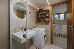 Dusche, Haartrockner, Handtücher, Seife