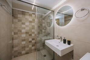 Douche, séchoir à cheveux, serviettes fournies, savon