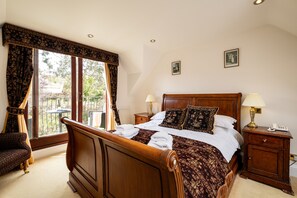 3 عدّة غرف نوم وخزنة داخل الغرفة ومكواة/لوح كي وسرير سفر