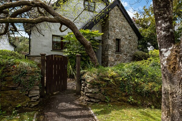 المنطقة المحيطة بالمنشأة