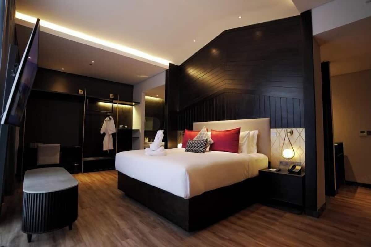 1 bedroom, in-room safe, desk, soundproofing