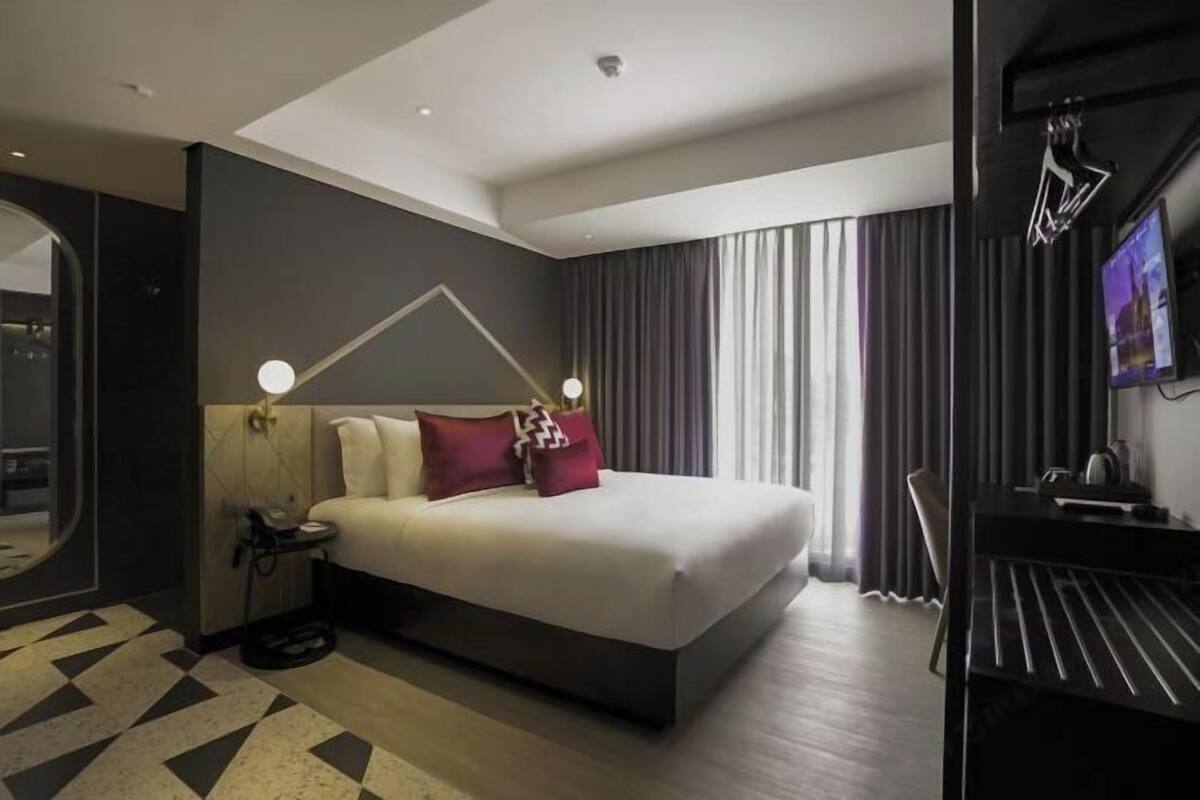 ตู้นิรภัยในห้องพัก, โต๊ะทำงาน, ห้องเก็บเสียง, เตารีด/โต๊ะรีดผ้า