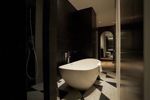Suite, 1 Tempat Tidur King, Bebas Asap Rokok | Kamar mandi | Perlengkapan mandi gratis, sandal, handuk, dan sabun