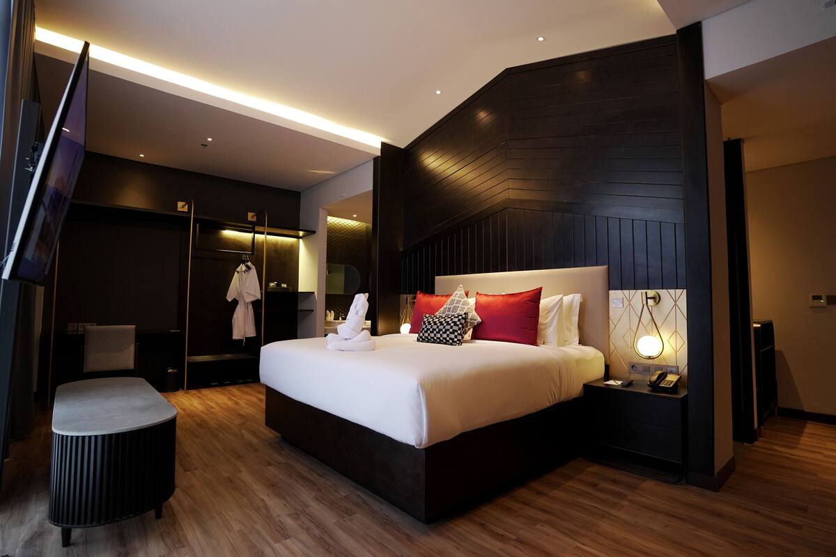 ห้องสวีท, เตียงค  ิงไซส์ 1 เตียง, ปลอดบุหรี่ | ตู้นิรภัยในห้องพัก, โต๊ะทำงาน, ห้องเก็บเสียง, เตารีด/โต๊ะรีดผ้า