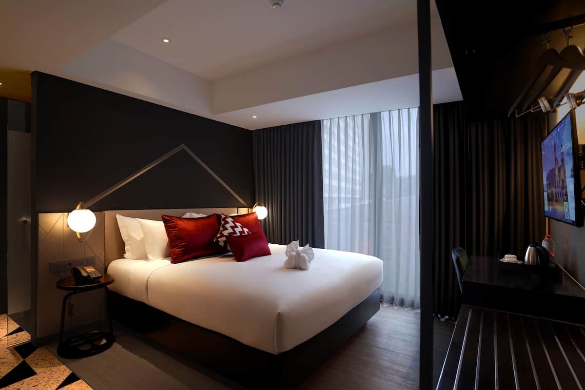 1 bedroom, in-room safe, desk, soundproofing