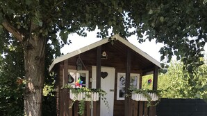 A wooden playhouse with a slide, a ladder, and inflatable toys. - Magnolia Home Lucca Campagna (Capannori)