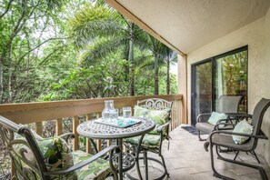 Outdoor dining - Kona Condo: Steps to Ocean, Surf, Pool, Hot Tub (Kailua-Kona)