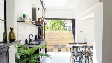 Frigorifero, forno, piano cottura, macchina per tè/caffè