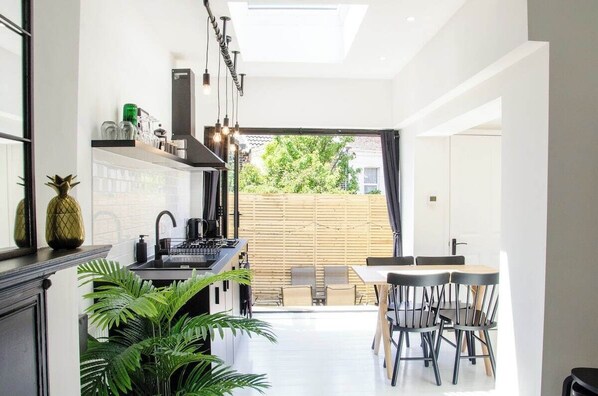 冷蔵庫、オーブン、コンロ、コーヒー / ティーメーカー