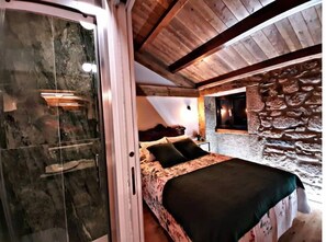 3 habitaciones, tabla de planchar con plancha, wifi y ropa de cama 