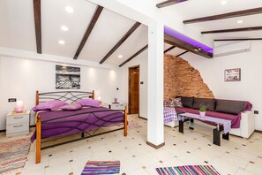 1 Schlafzimmer, Reisekinderbett, kostenloses WLAN, Bettwäsche