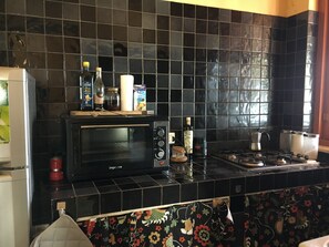 Baignoire, sĂšche-cheveux, bidet, serviettes fournies