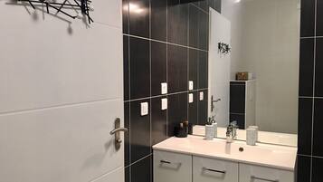 Douche, sèche-cheveux, serviettes fournies, savon