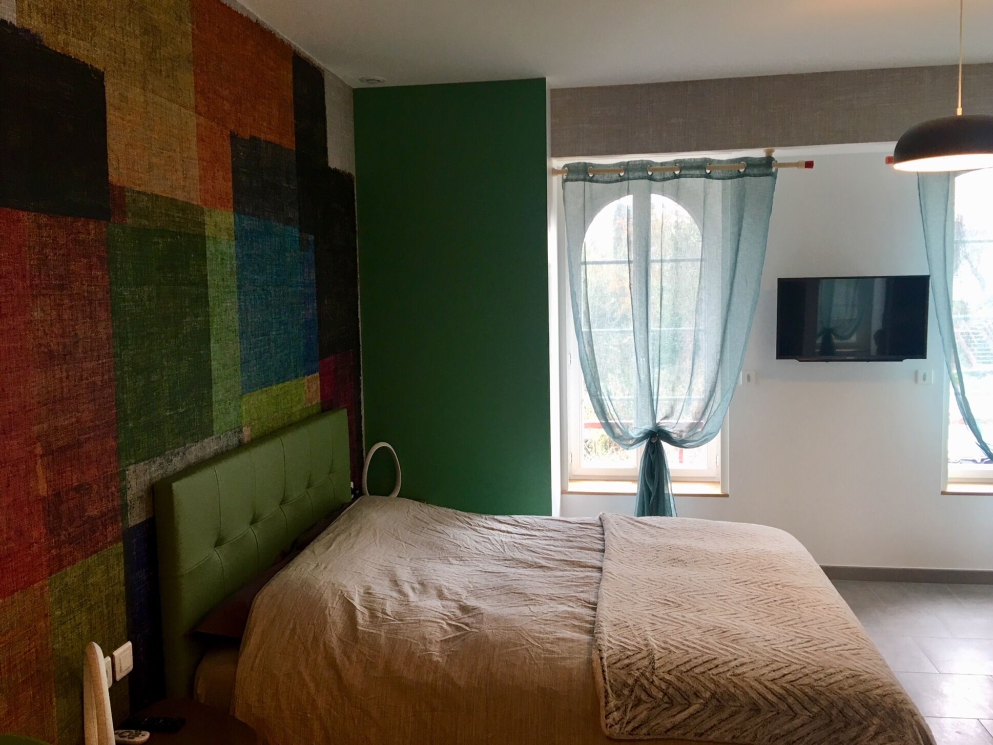 1 slaapkamer, een bureau, een strijkplank/strijkijzer, reisbedje