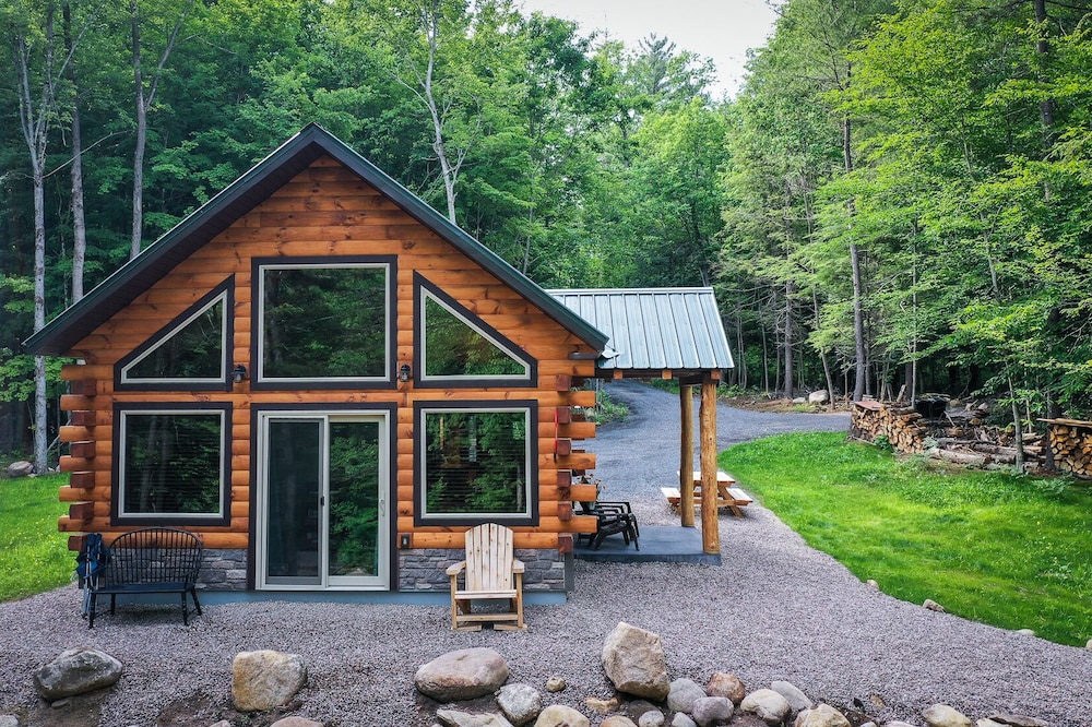 Adirondack Log Cabin on Scenic Waterfront Natural Soaking Pool