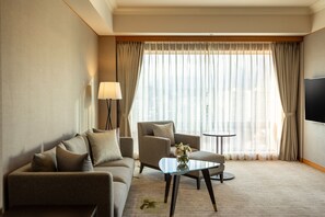 Tomannsrom – city | Dundyner, safe på rommet, skrivebord og skrivebord for bærbar PC