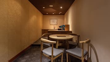 Sauna, hot tub, steam room, body treatments, aromatherapy, detox wraps