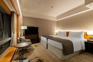 A hotel room with a large bed, a TV, a desk, and a chair. - Hotel Metropolitan Premier Taipei (Taipei)