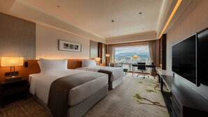A hotel room with two beds, a desk, a TV, and a city view. - Hotel Metropolitan Premier Taipei (Taipei)