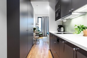 Studio Small | Private kitchen | Mini-fridge, microwave, stovetop, dishwasher - Biz Apartment Bromma (Bromma)