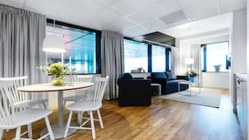 One Bedroom Apartment Large | 1 kamar tidur, tirai kedap cahaya, kedap suara, dan setrika/meja setrika