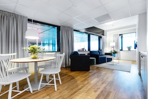 One Bedroom Apartment Large | Blendingsgardiner, lydisolert, strykejern/-brett og wi-fi (inkludert)