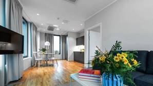 One Bedroom Apartment | Khu phòng khách | TV LED 43-inch có truyền hình kỹ thuật số, TV 