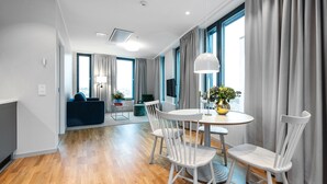 One Bedroom Apartment | Khu phòng khách | TV LED 43-inch có truyền hình kỹ thuật số, TV 