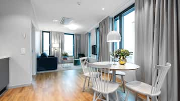 One Bedroom Apartment | 客廳 | 43 吋LED 電視連數碼電視頻道、電視