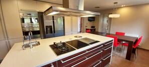 Mikroaaltouuni, uuni, astianpesukone, kahvin-/teenkeitin