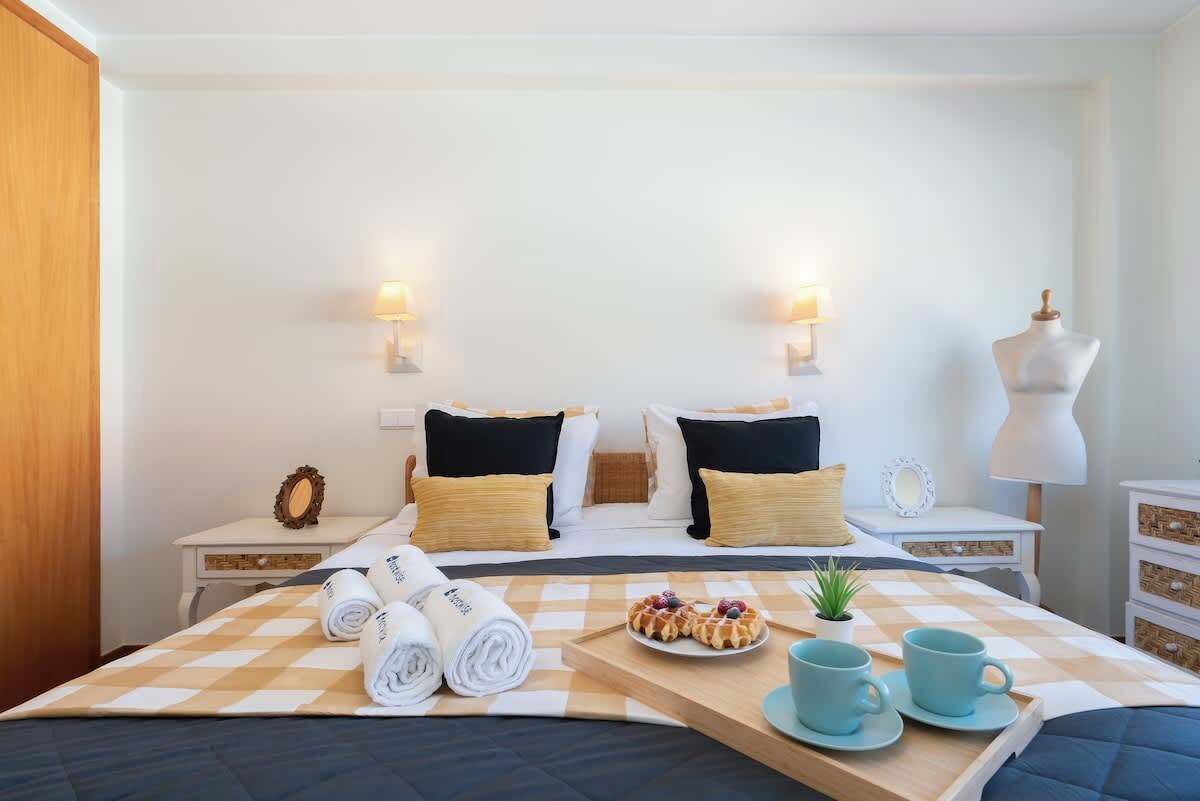 3 habitaciones, tabla de planchar con plancha, wifi y ropa de cama 