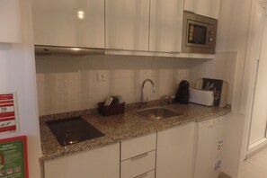 Kühlschrank, Mikrowelle, Herdplatte, Geschirrspüler