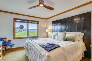 4 bedrooms, iron/ironing board, WiFi, bed sheets