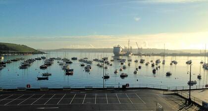 Luxury. Harbour-front. 2 Bedroom Apartment with Parking