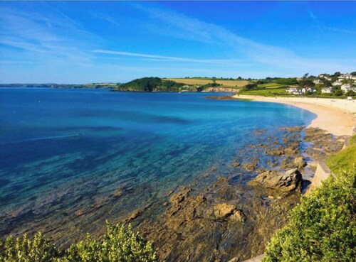 Luxury. Harbour-front. 2 Bedroom Apartment with Parking