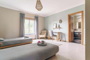 5 bedrooms, travel cot, WiFi, bed sheets