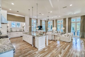 Smart TV, fireplace, stereo - Luxe Home with Outdoor Lounge, Pool, Bikes and LSV. 2 Minutes to Camp WaterColor (Santa Rosa Beach)