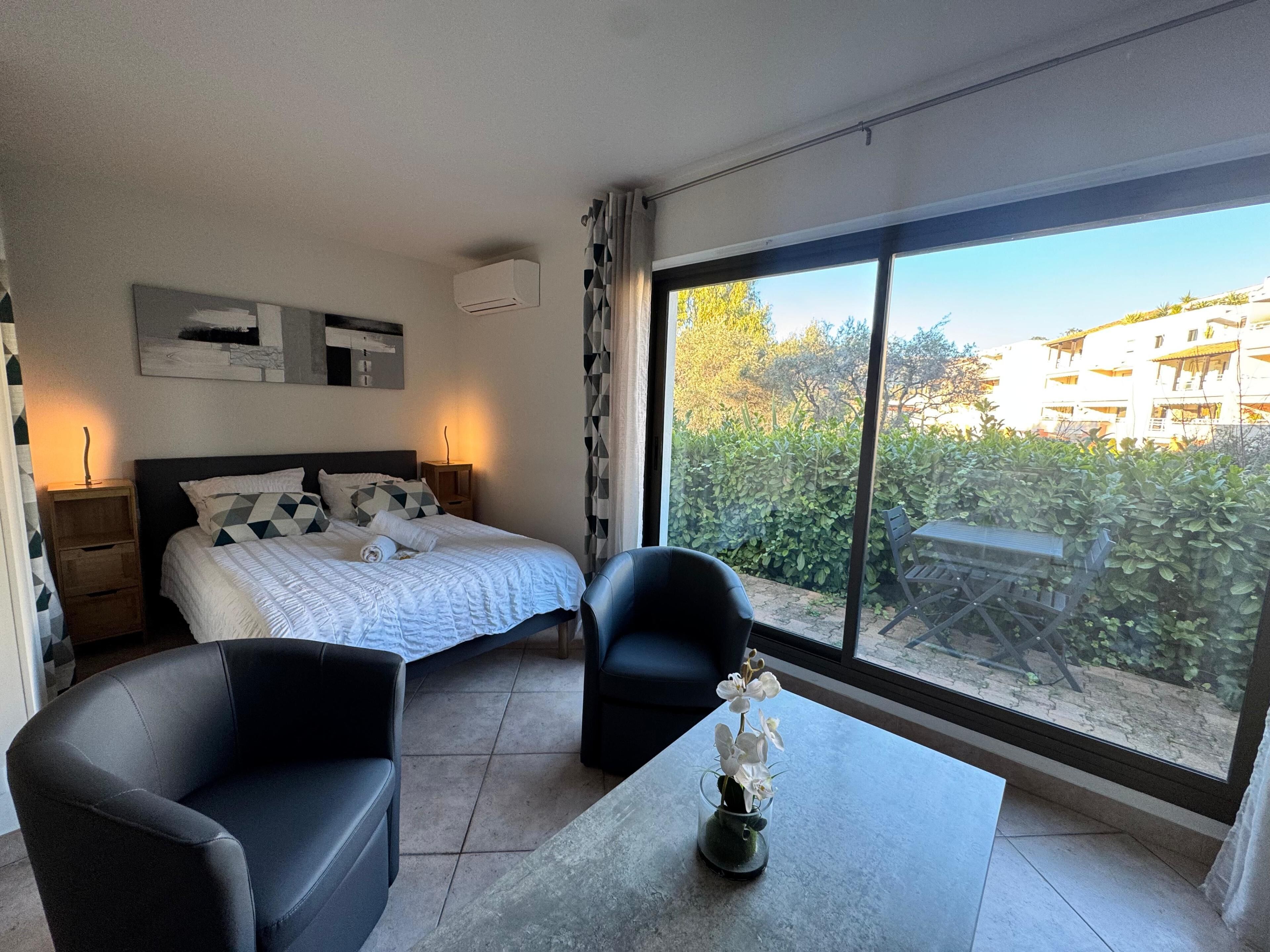 Tabla de planchar con plancha, wifi y ropa de cama 