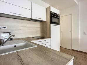 Refrigerador, microondas, horno y cafetera y tetera