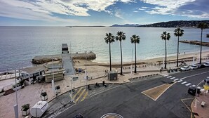 在海灘附近