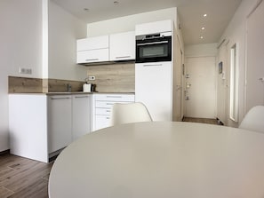 Fridge, microwave, oven, coffee/tea maker
