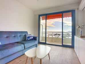 TV - (002) Le Palais Juan Sea View (Antibes)